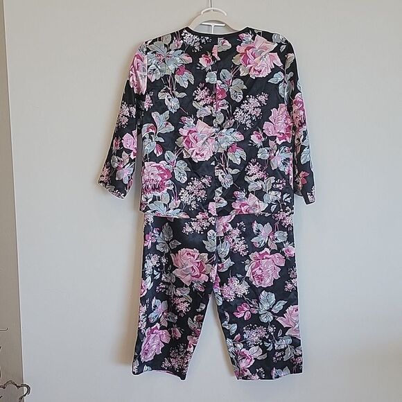 PJ set. Size S. Floral 100% polyester silk feel. - Picture 3 of 7
